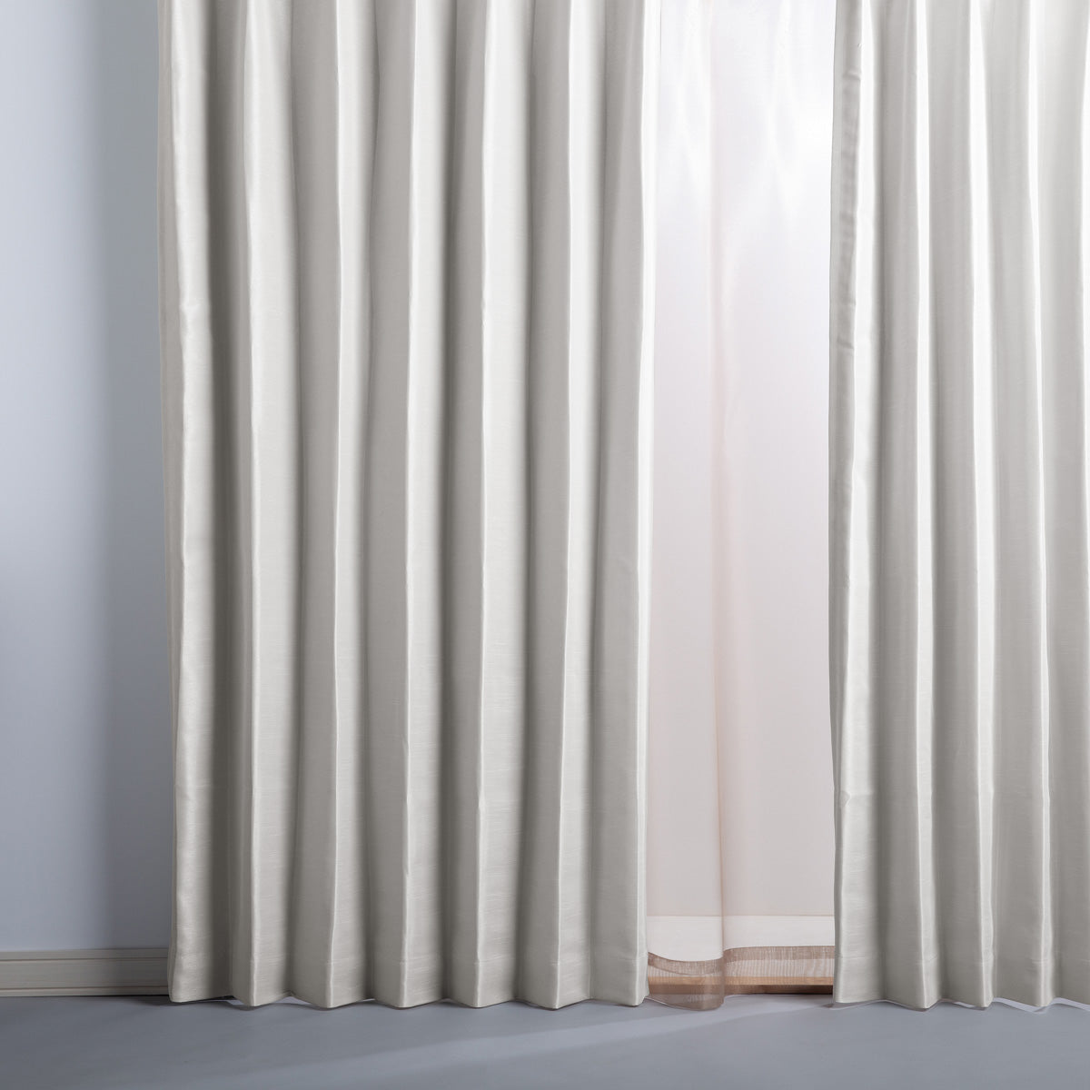 かなでもののポリエステルを100%使用した防炎・形状記憶のアイボリーの遮光無地カーテン