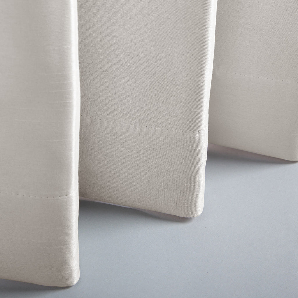 かなでもののポリエステルを100%使用した防炎・形状記憶のアイボリーの遮光無地カーテン（下部）