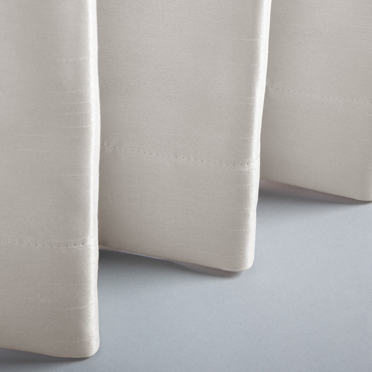 かなでもののポリエステルを100%使用した防炎・形状記憶のアイボリーの遮光無地カーテン（下部）