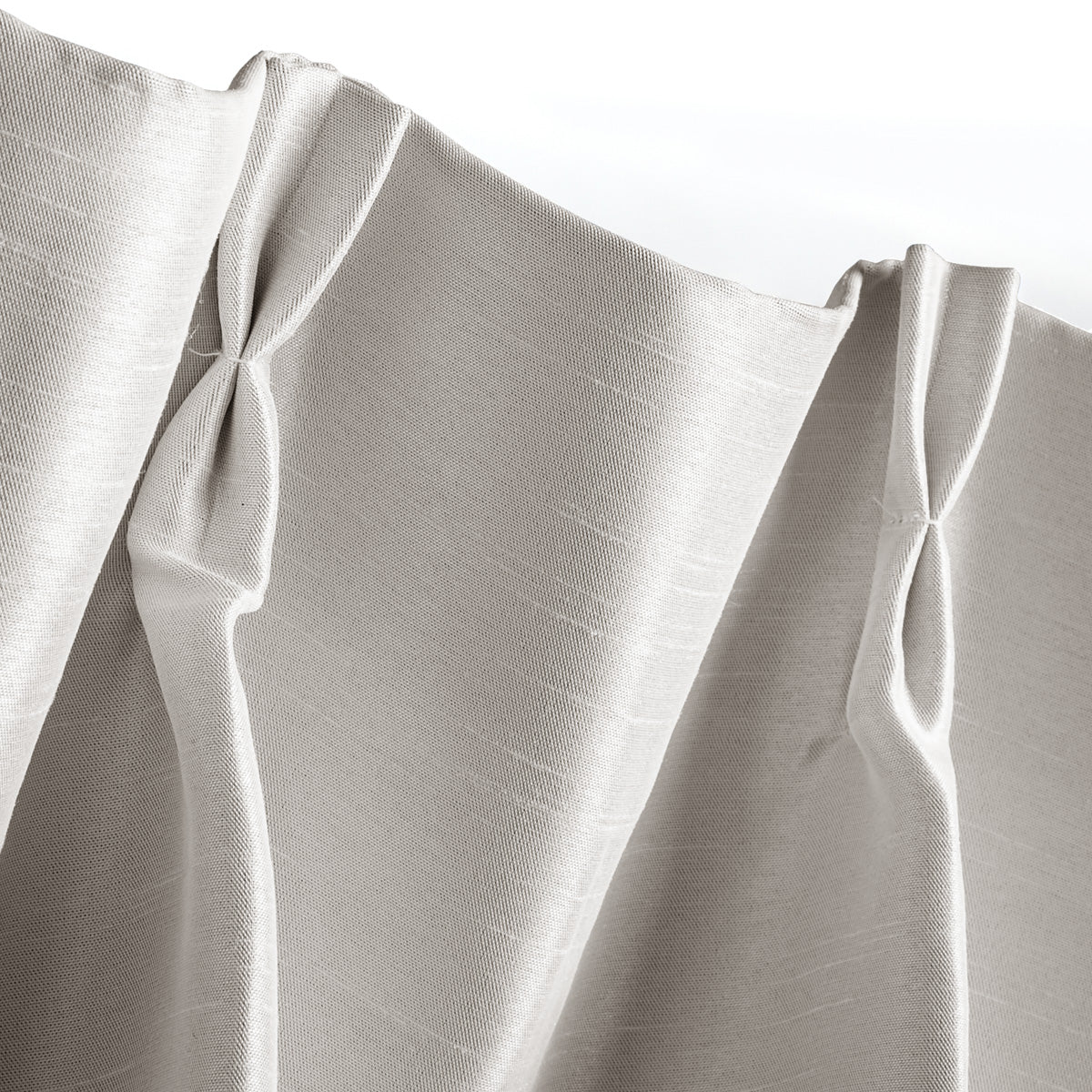 かなでもののポリエステルを100%使用した防炎・形状記憶のアイボリーの遮光無地カーテン（上部）