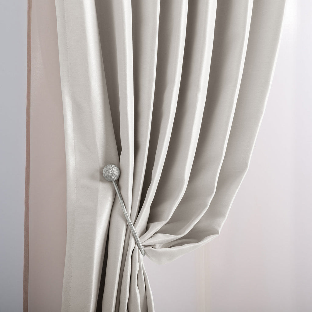 かなでもののポリエステルを100%使用した防炎・形状記憶のアイボリーの遮光無地カーテン（収納時）