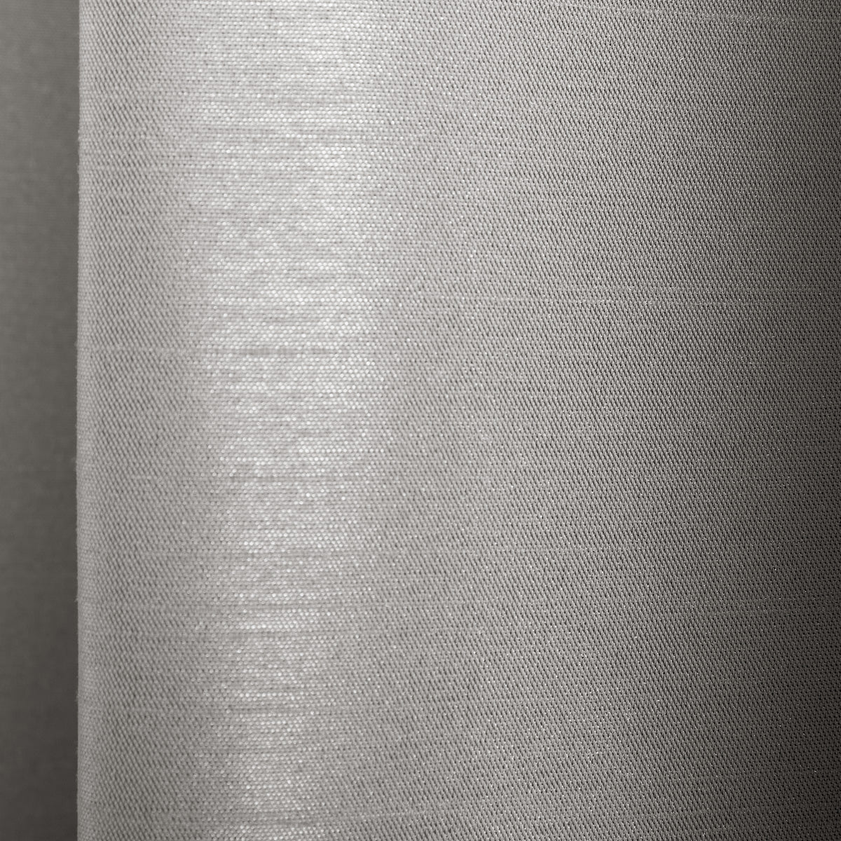 かなでもののポリエステルを100%使用した防炎・形状記憶のグレーの遮光無地カーテン（表面）