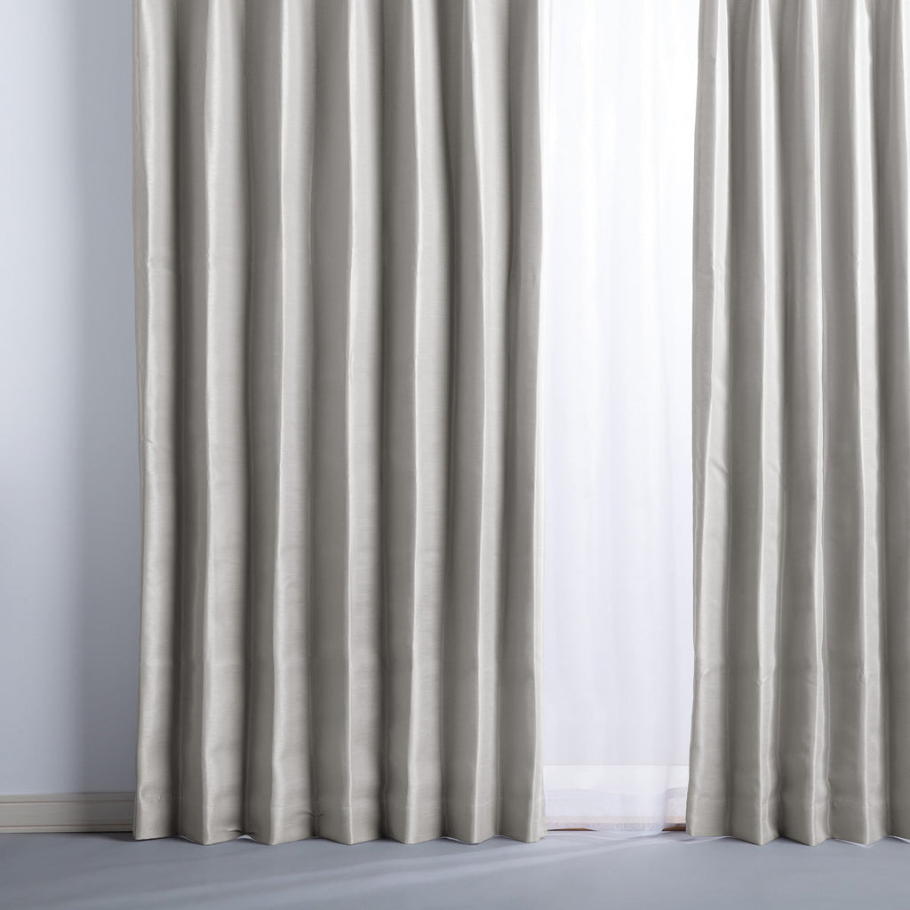 かなでもののポリエステルを100%使用した防炎・形状記憶のグレーの遮光無地カーテン