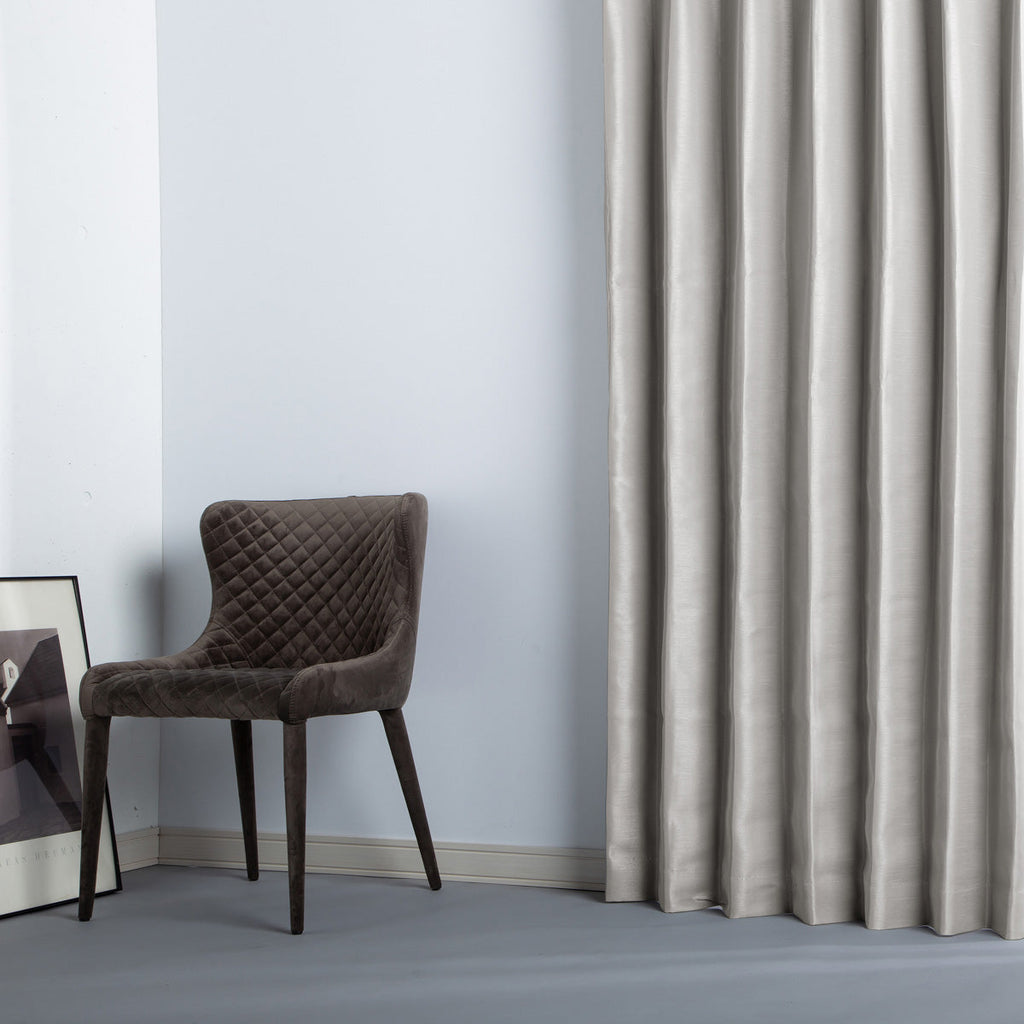 かなでもののポリエステルを100%使用した防炎・形状記憶のグレーの遮光無地カーテン（使用例）