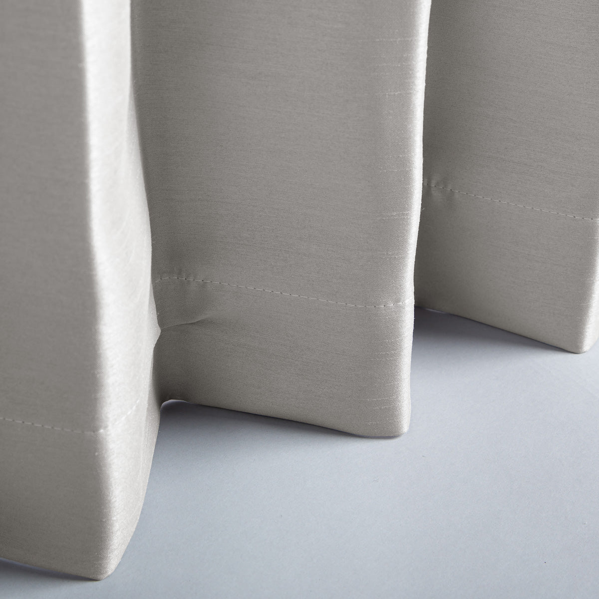 かなでもののポリエステルを100%使用した防炎・形状記憶のグレーの遮光無地カーテン（下部）