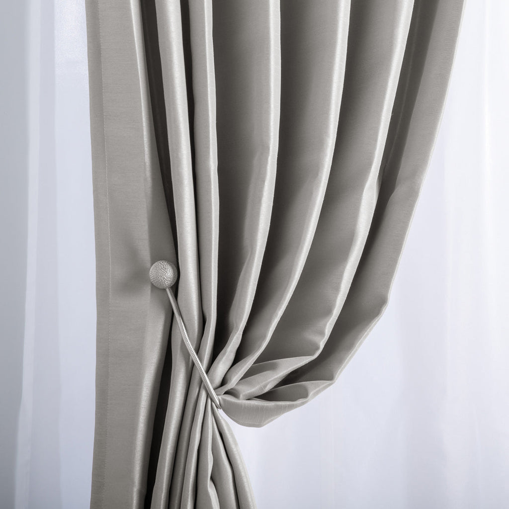 かなでもののポリエステルを100%使用した防炎・形状記憶のグレーの遮光無地カーテン（収納時）