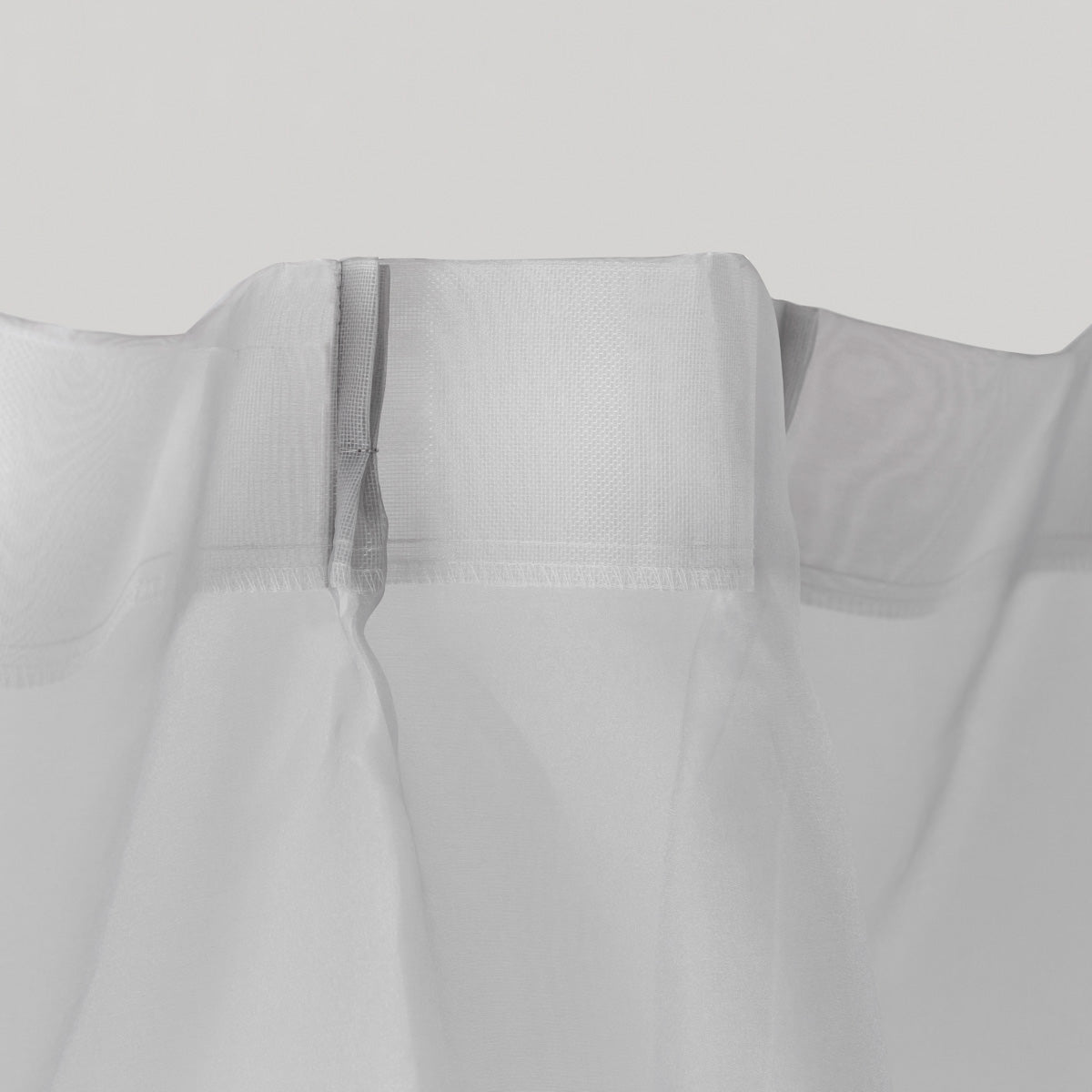 KANADEMONOのポリエステルを100%使用したグレーの光沢感が特徴のレースカーテン（上部）