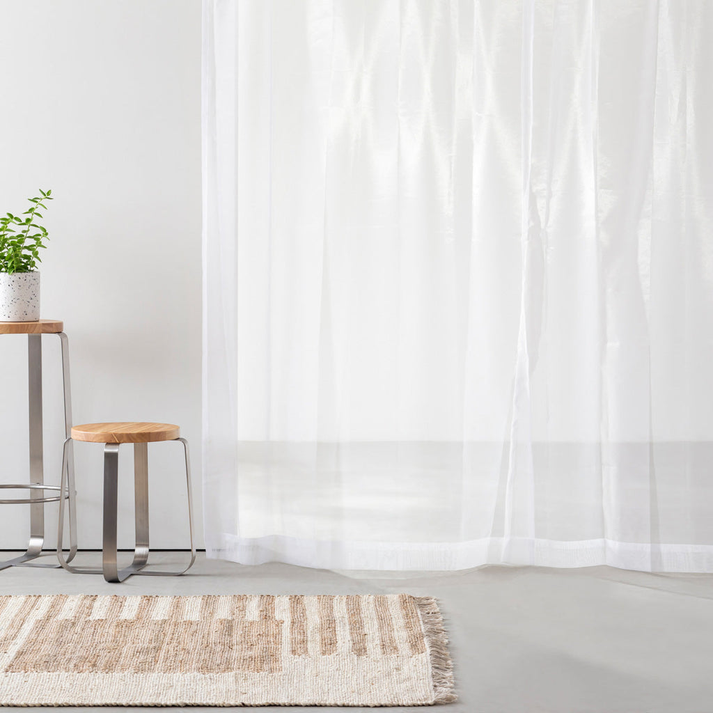 KANADEMONOのポリエステルを100%使用したホワイトの光沢感が特徴のレースカーテン（使用例）