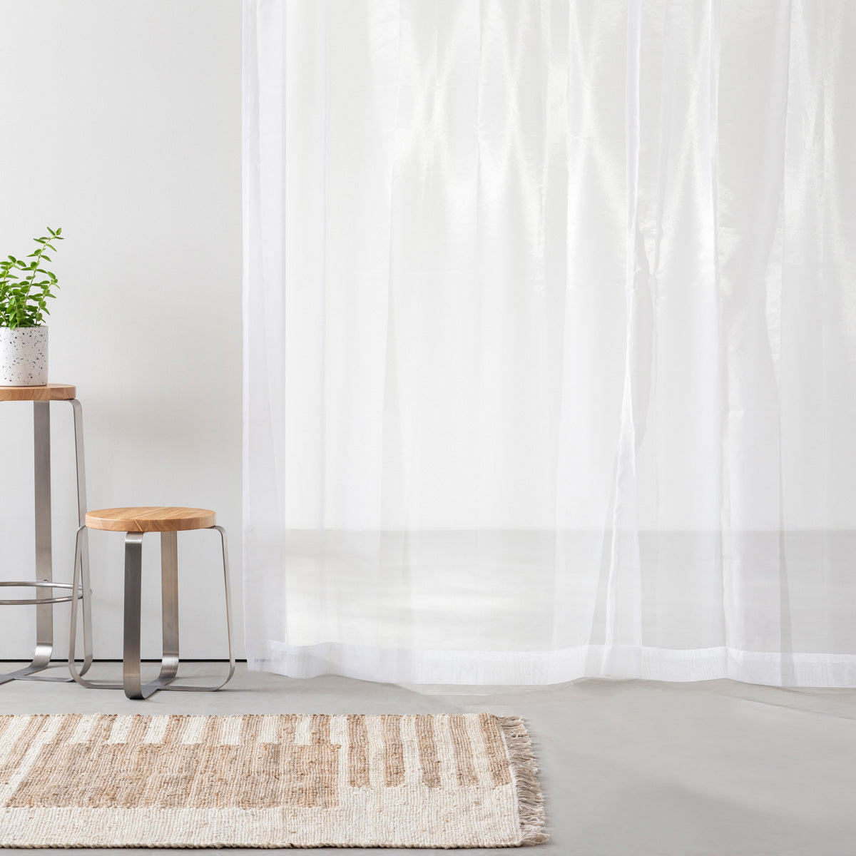 KANADEMONOのポリエステルを100%使用したホワイトの光沢感が特徴のレースカーテン（使用例）