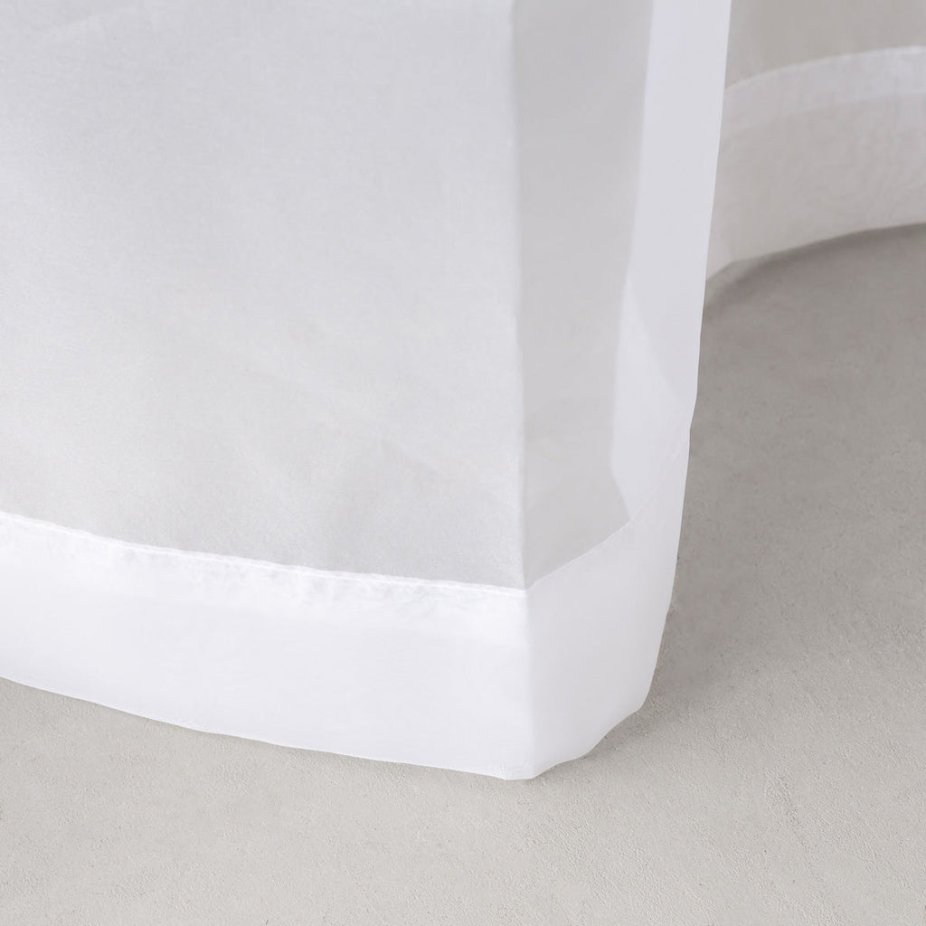 KANADEMONOのポリエステルを100%使用したホワイトの光沢感が特徴のレースカーテン（下部）