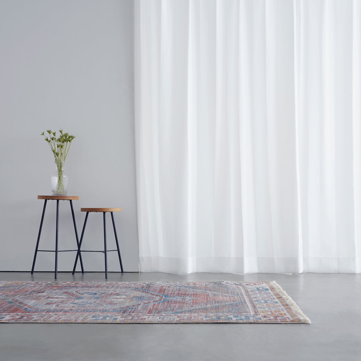 UVカット機能のあるオフホワイトのプライバシーレースカーテン（使用例）