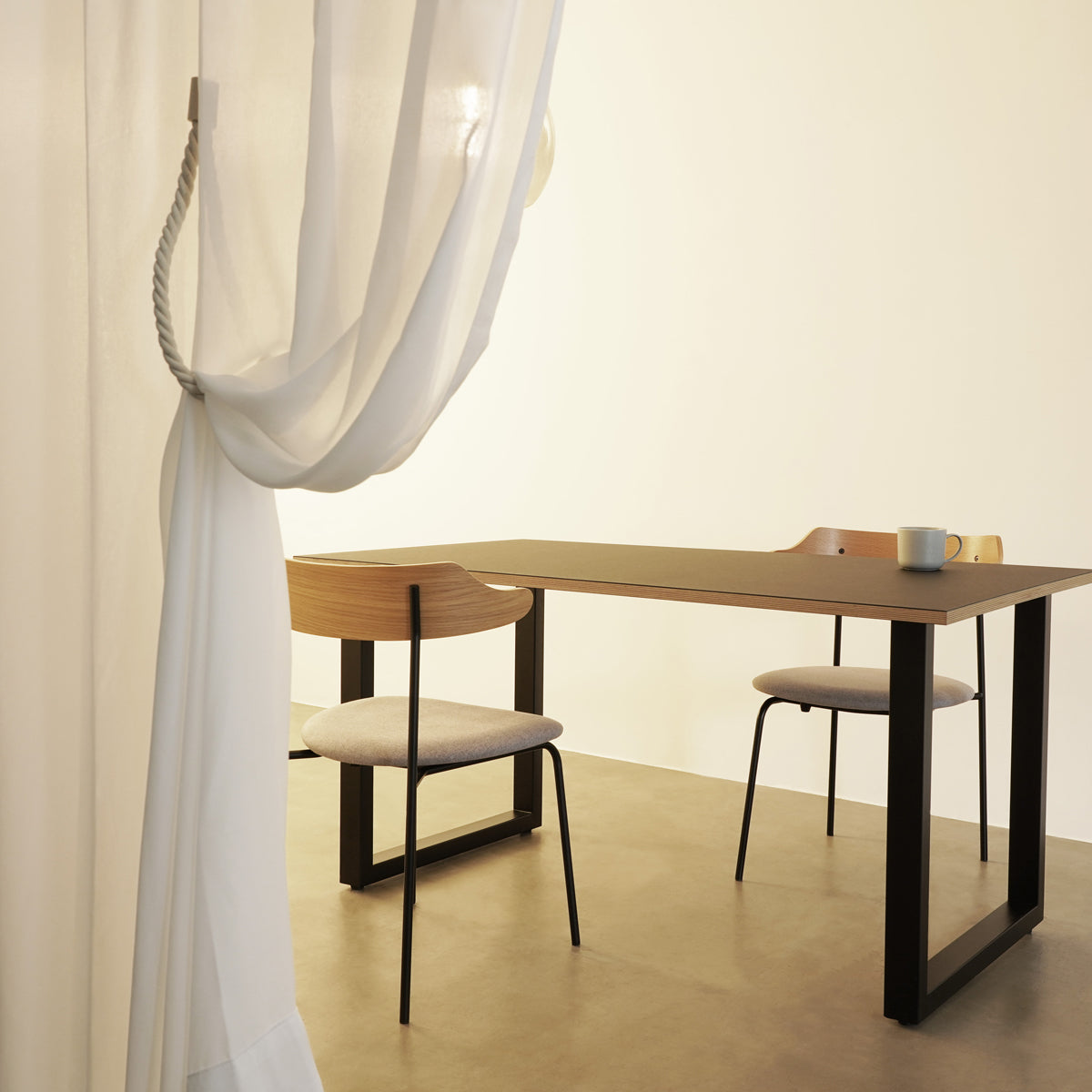 UVカット機能のあるホワイトのプライバシーレースカーテン（外からの透け感２）