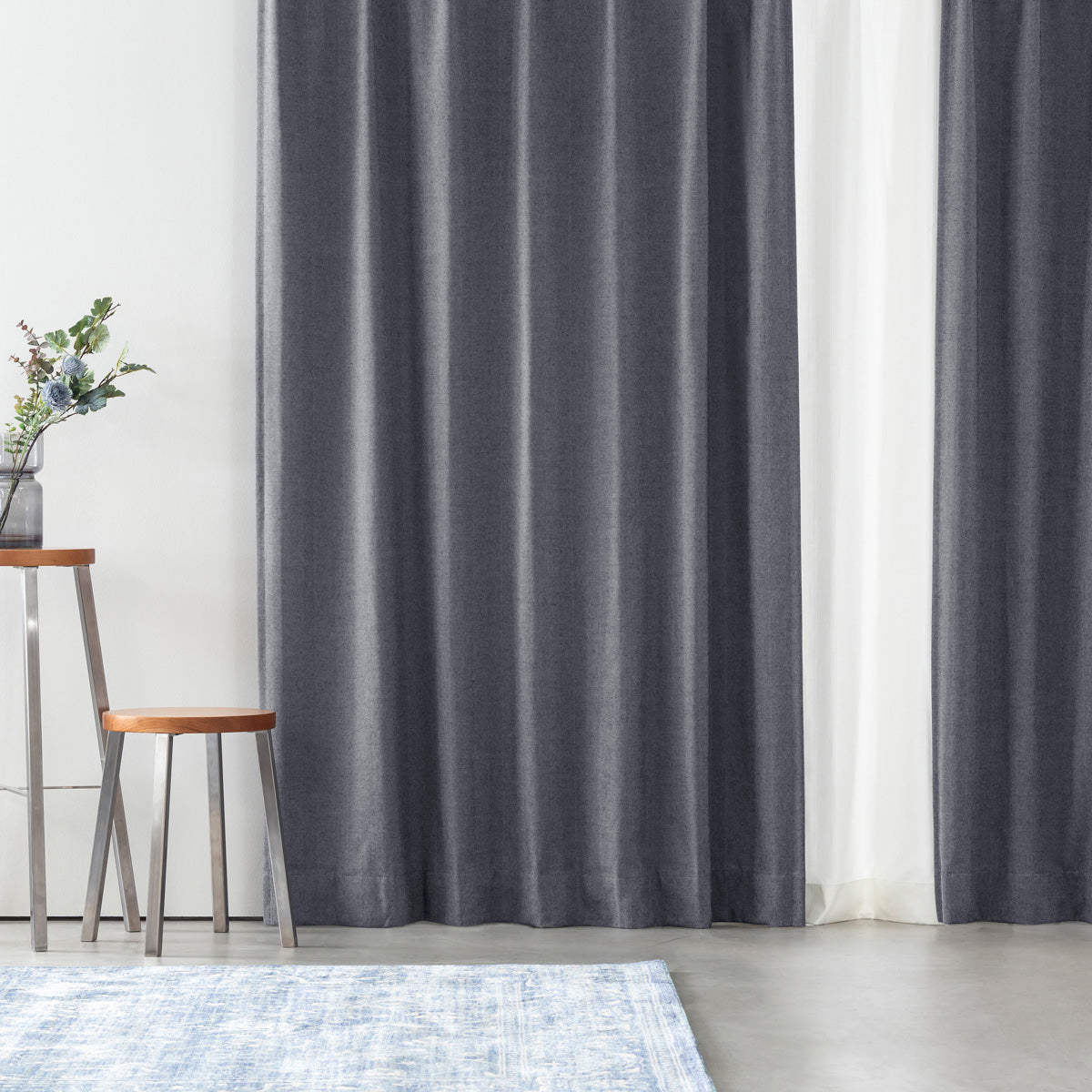 Kanademonoの深みのあるブルーの色合いを表現した、高密度のジャガード織りカーテン（使用イメージ）