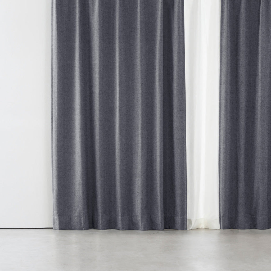 Kanademonoの深みのあるブルーの色合いを表現した、高密度のジャガード織りカーテン