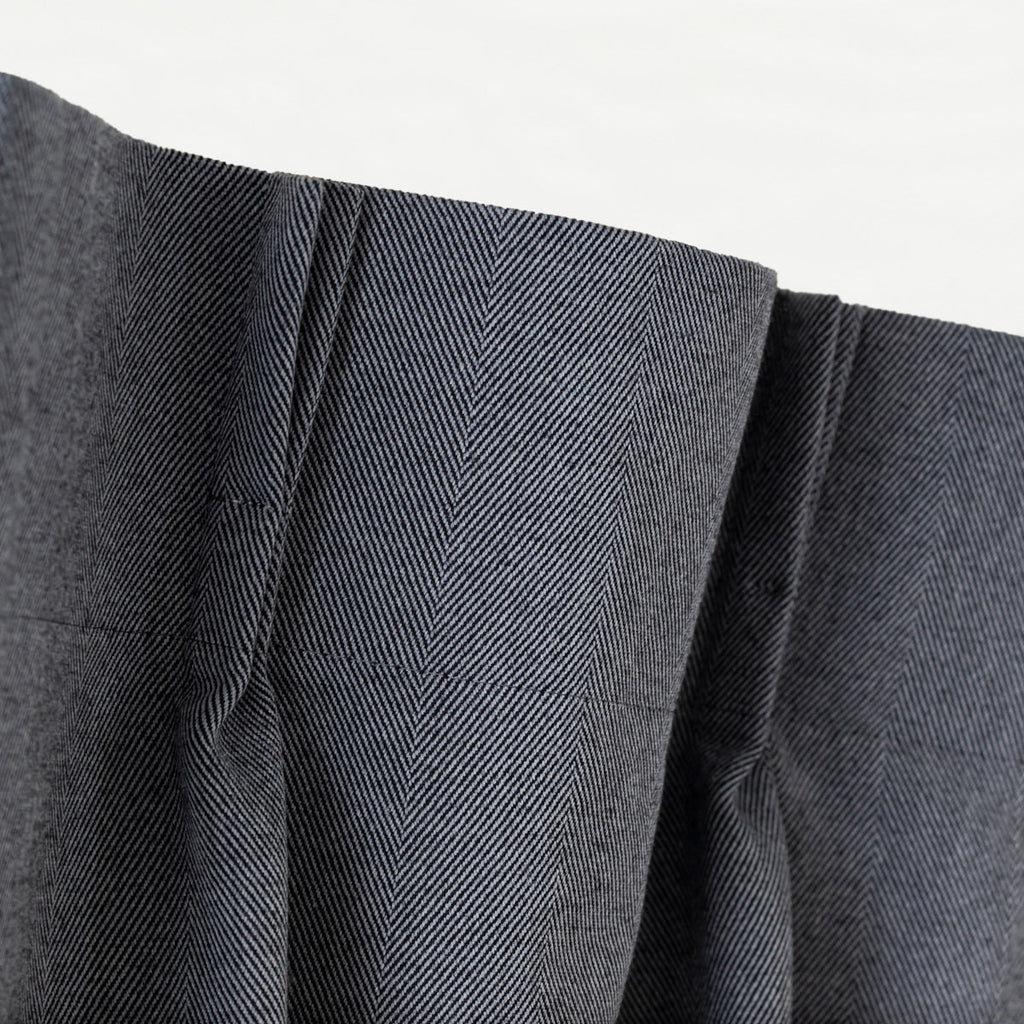 Kanademonoの深みのあるブルーの色合いを表現した、高密度のジャガード織りカーテン（上部）