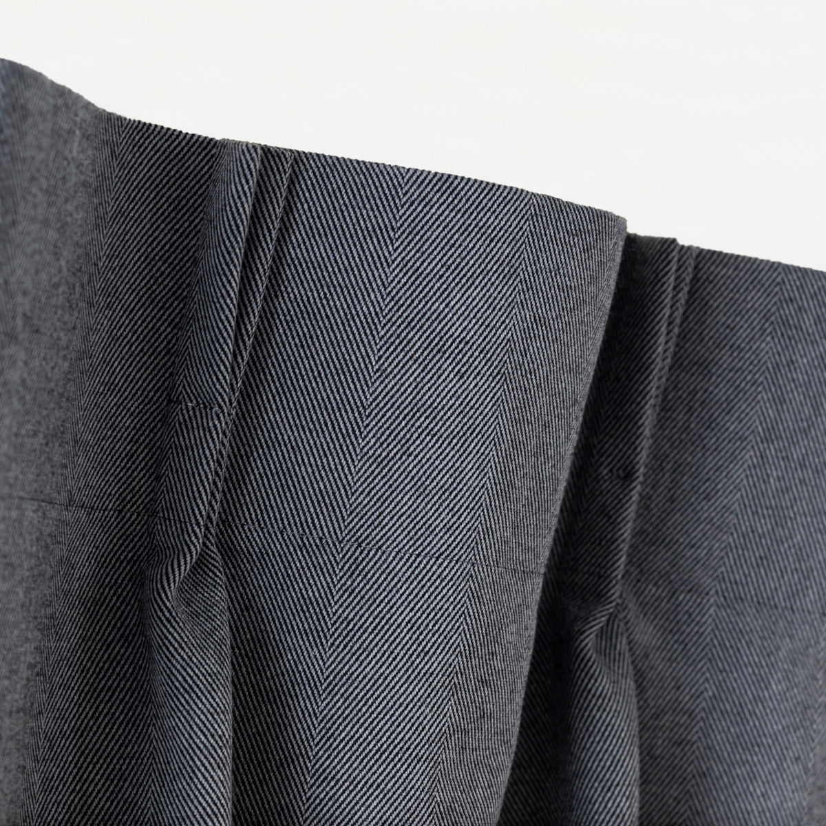 Kanademonoの深みのあるブルーの色合いを表現した、高密度のジャガード織りカーテン（上部）