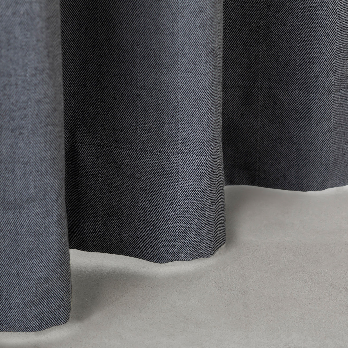 Kanademonoの深みのあるブルーの色合いを表現した、高密度のジャガード織りカーテン（下部）