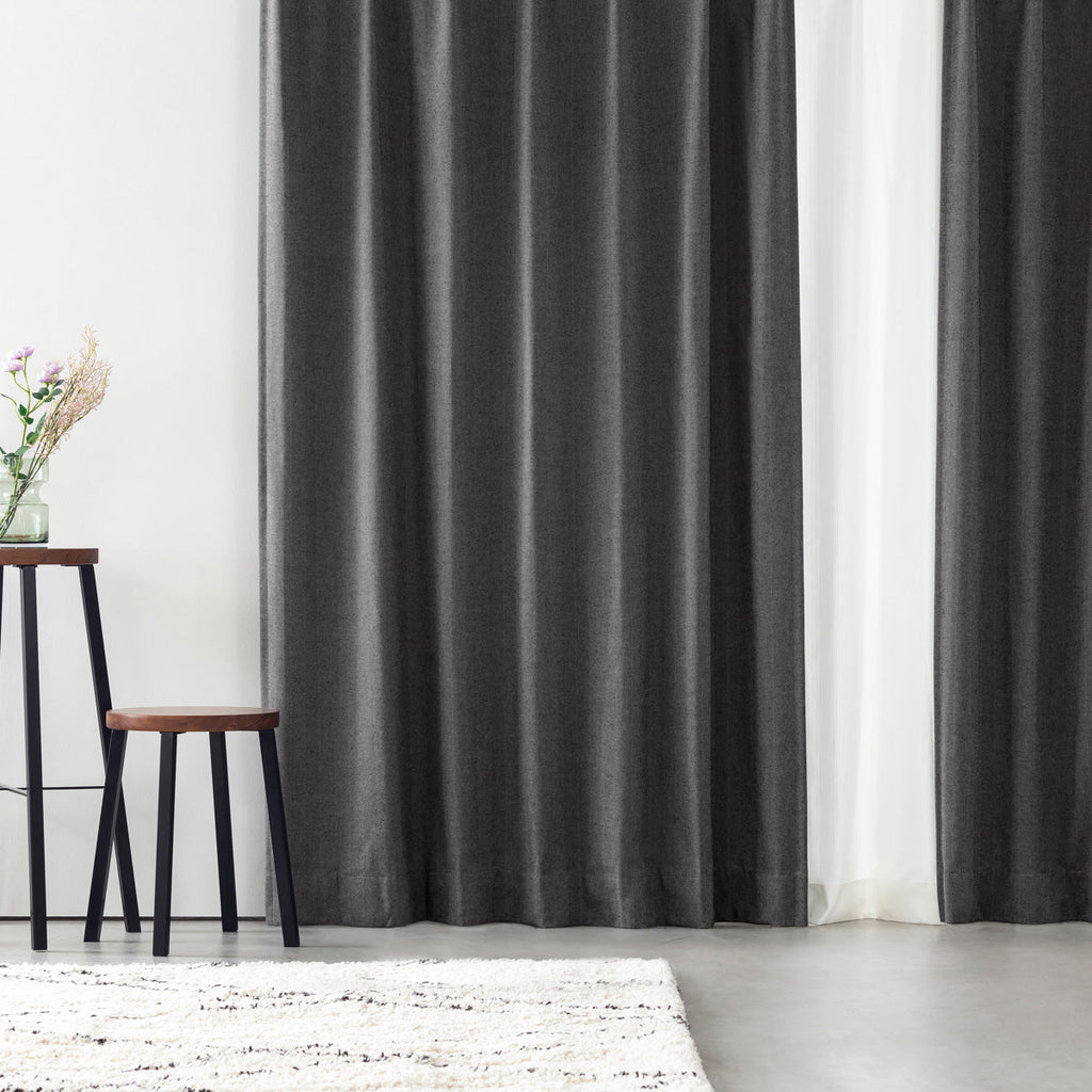 Kanademonoの深みのあるチャコールの色合いを表現した、高密度のジャガード織りカーテン（使用イメージ）