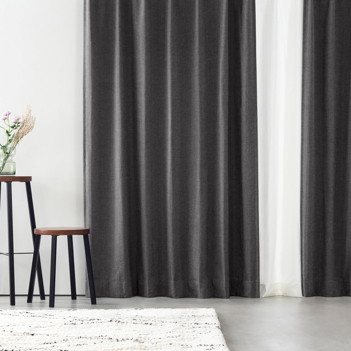 Kanademonoの深みのあるチャコールの色合いを表現した、高密度のジャガード織りカーテン（使用イメージ）