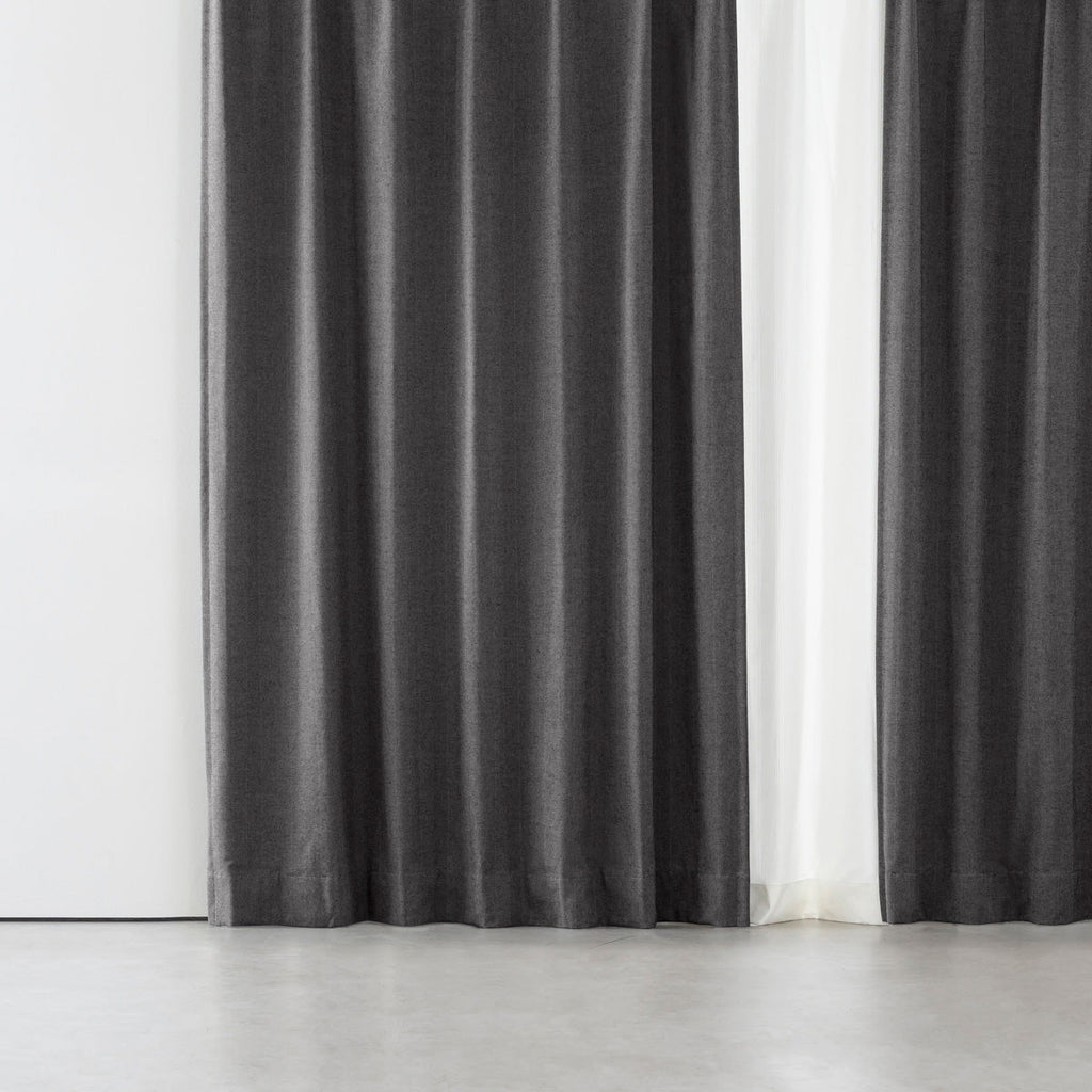 Kanademonoの深みのあるチャコールの色合いを表現した、高密度のジャガード織りカーテン