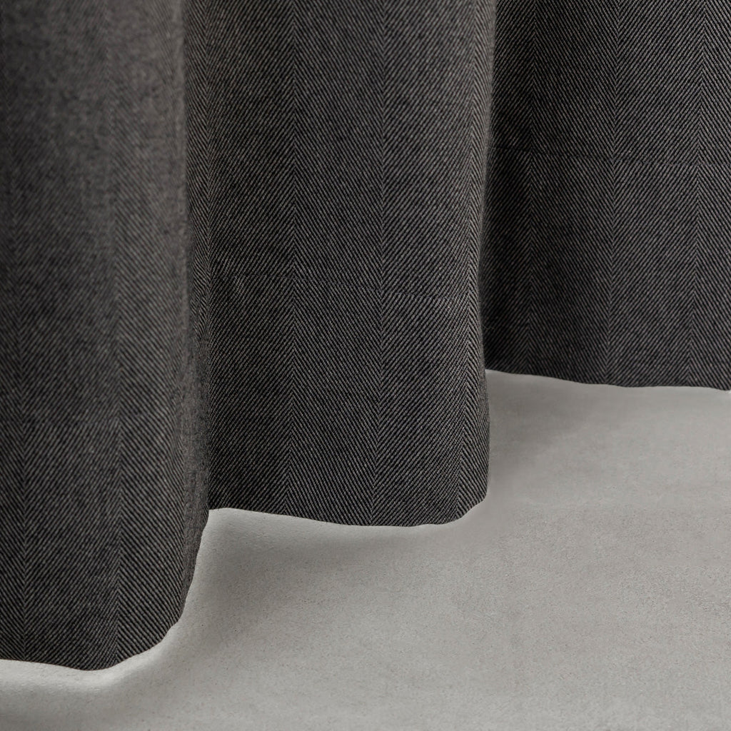 Kanademonoの深みのあるチャコールの色合いを表現した、高密度のジャガード織りカーテン（下部）