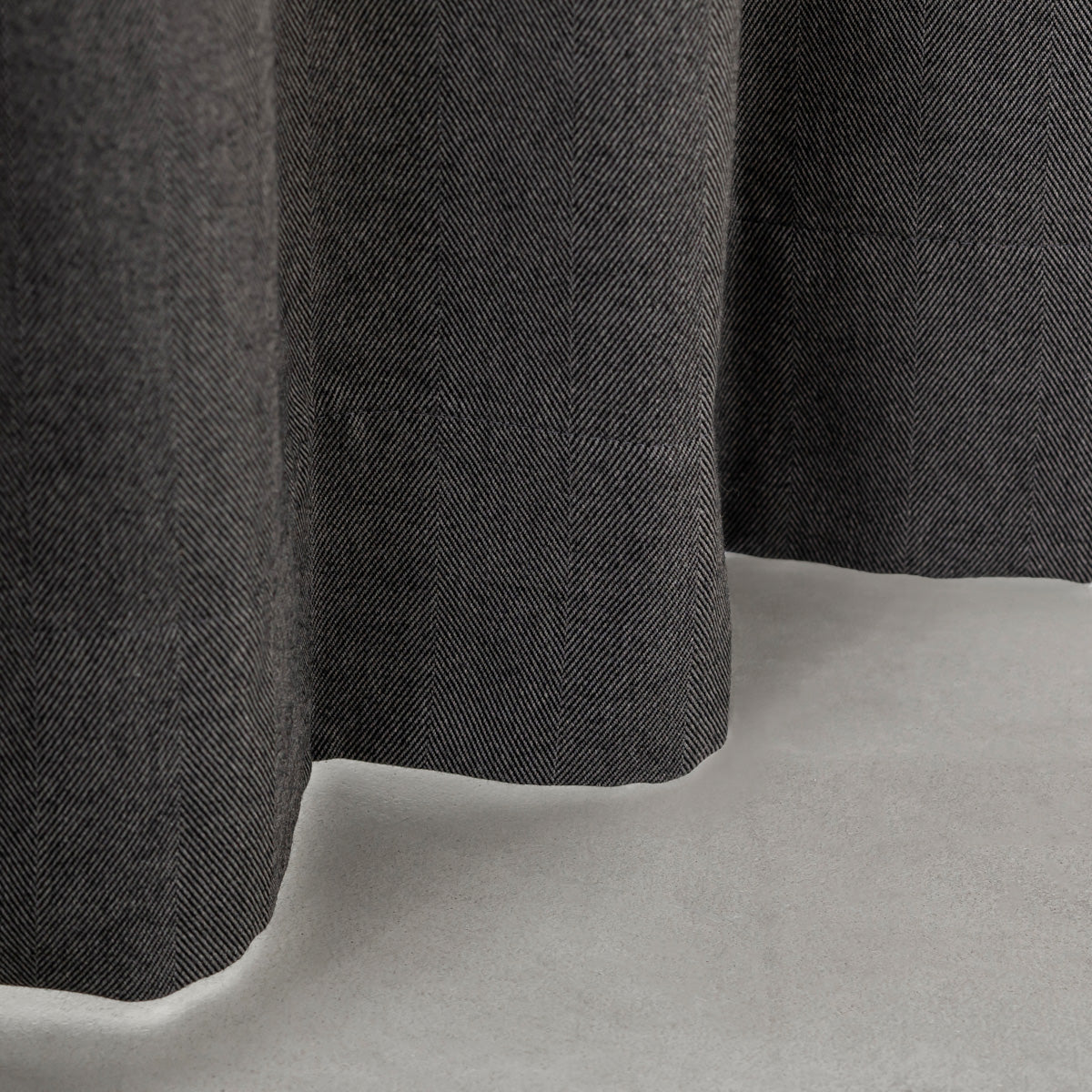 Kanademonoの深みのあるチャコールの色合いを表現した、高密度のジャガード織りカーテン（下部）