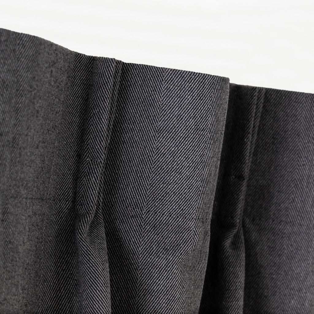 Kanademonoの深みのあるチャコールの色合いを表現した、高密度のジャガード織りカーテン（上部）