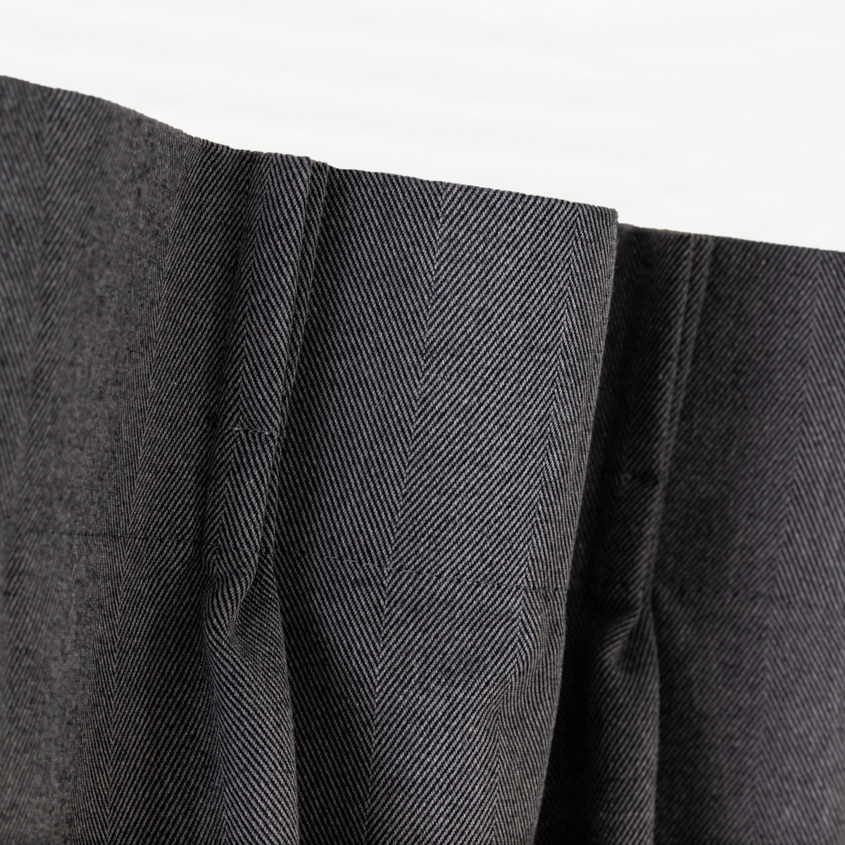 Kanademonoの深みのあるチャコールの色合いを表現した、高密度のジャガード織りカーテン（上部）