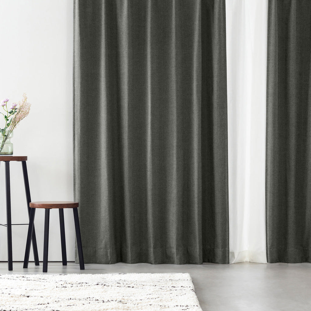 Kanademonoの深みのあるグリーンの色合いを表現した、高密度のジャガード織りカーテン（使用イメージ）