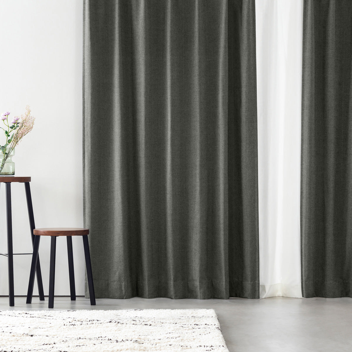 Kanademonoの深みのあるグリーンの色合いを表現した、高密度のジャガード織りカーテン（使用イメージ）