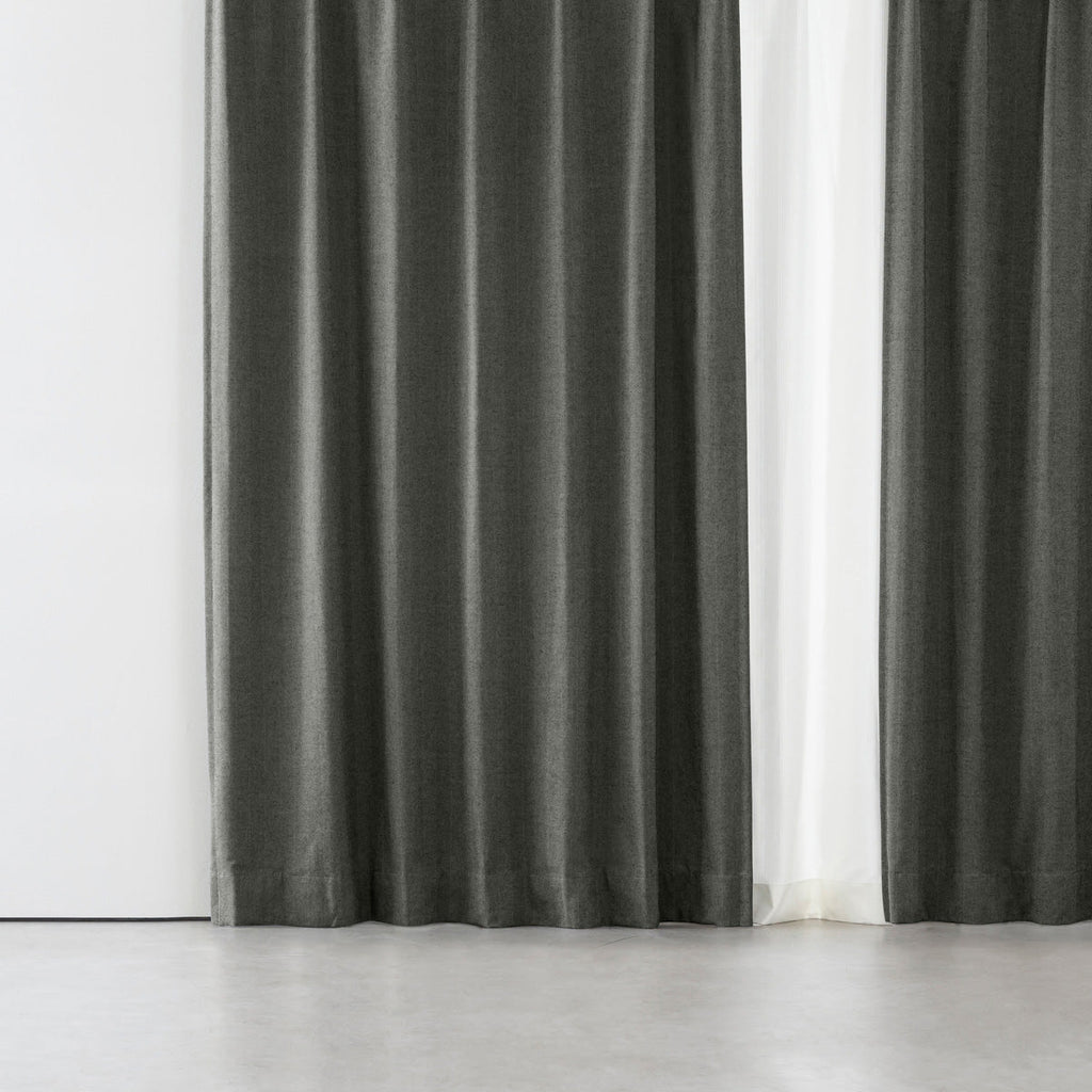 Kanademonoの深みのあるグリーンの色合いを表現した、高密度のジャガード織りカーテン