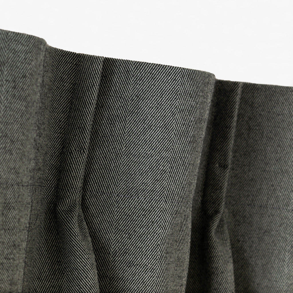 Kanademonoの深みのあるグリーンの色合いを表現した、高密度のジャガード織りカーテン（上部）