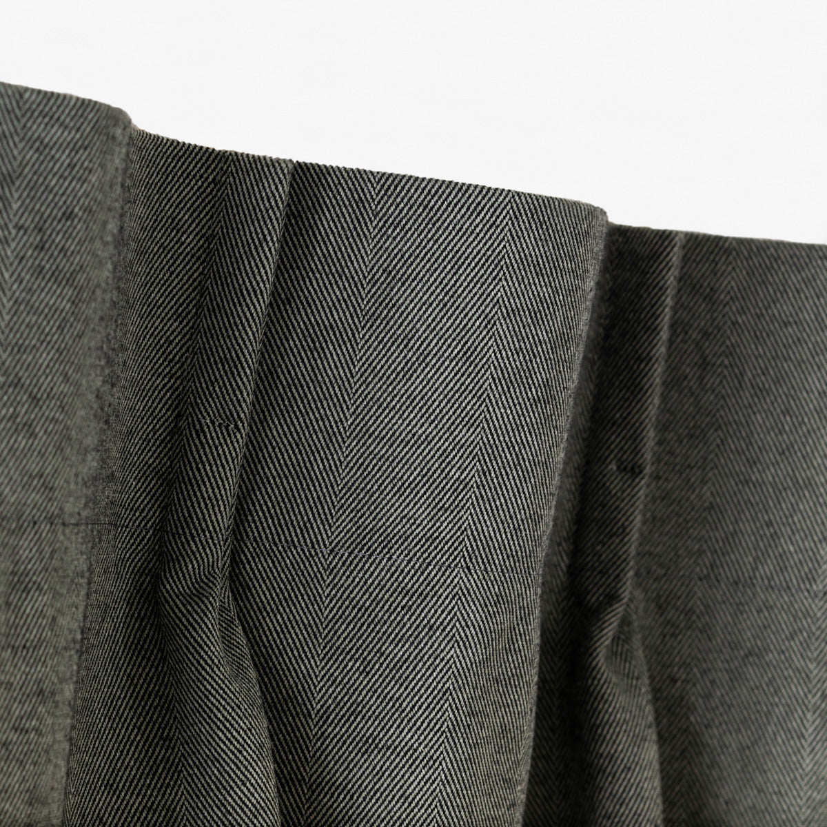 Kanademonoの深みのあるグリーンの色合いを表現した、高密度のジャガード織りカーテン（上部）