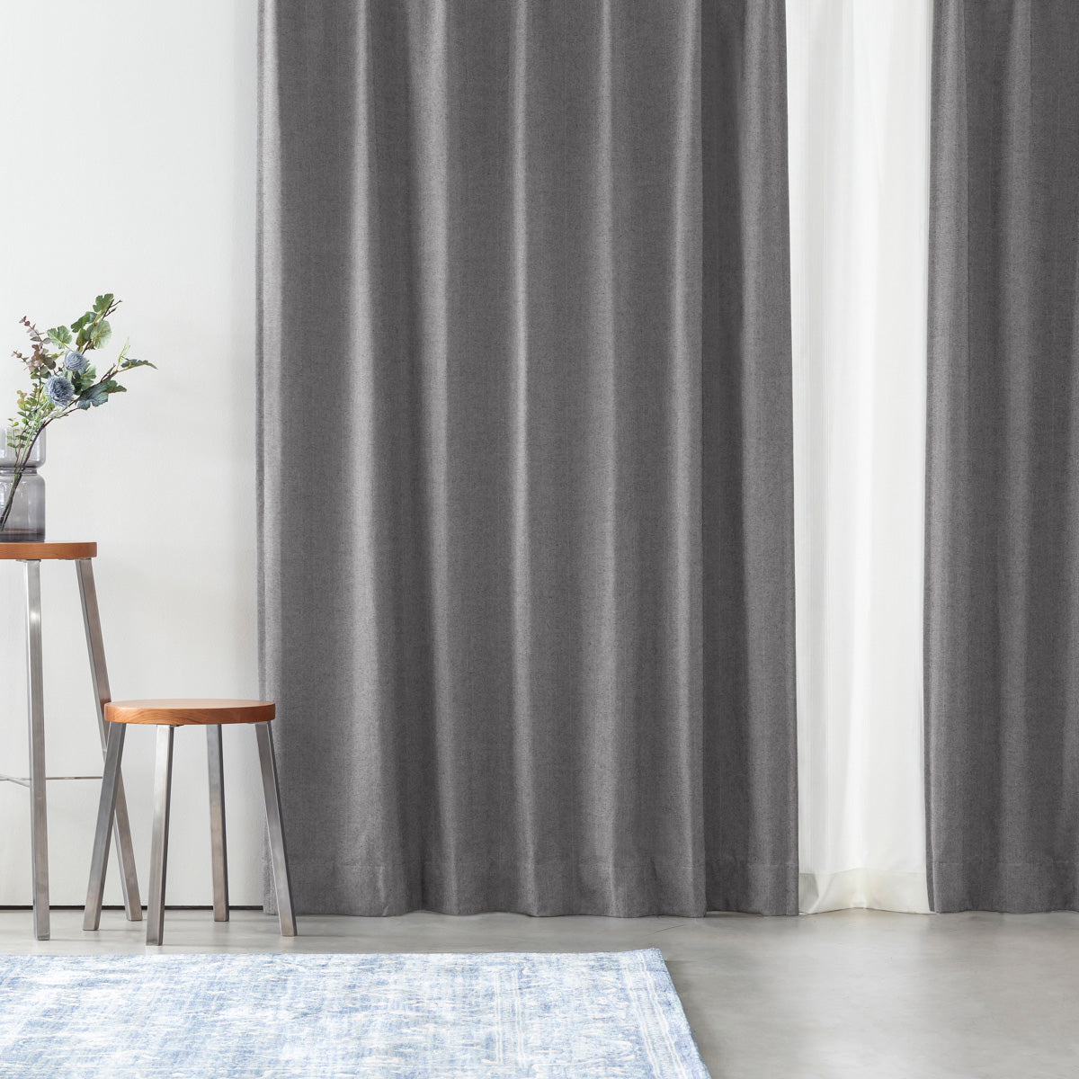 Kanademonoの深みのあるグレーの色合いを表現した、高密度のジャガード織りカーテン（使用イメージ）