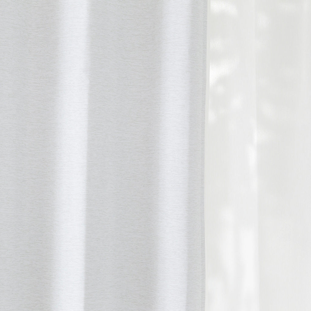 なめらかな生地感のホワイトの遮光プリーツカーテン（遮光）
