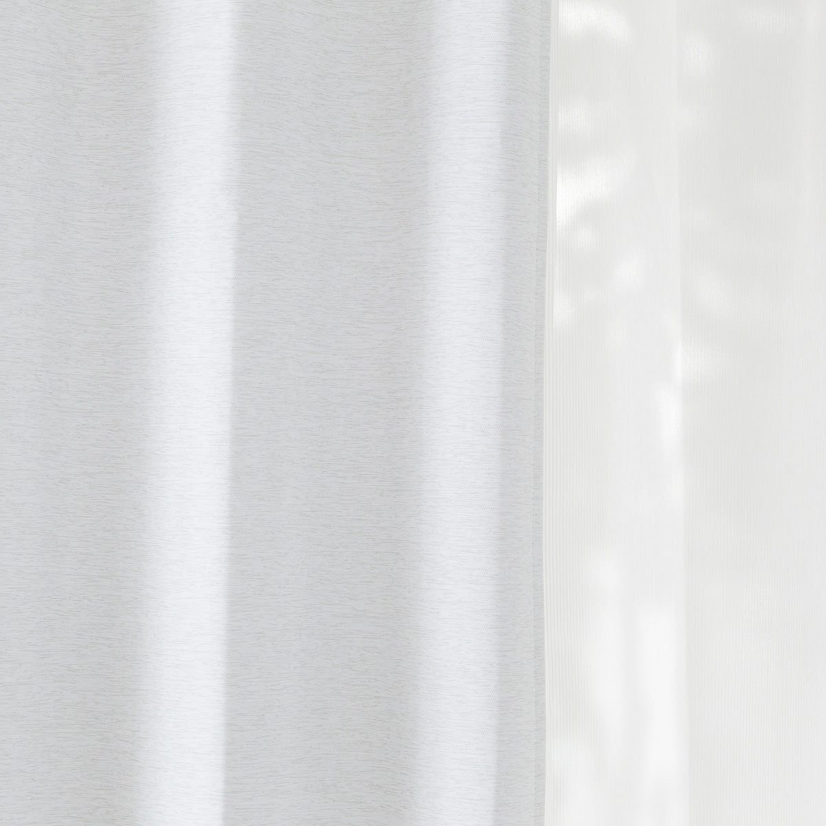 なめらかな生地感のホワイトの遮光プリーツカーテン（遮光）