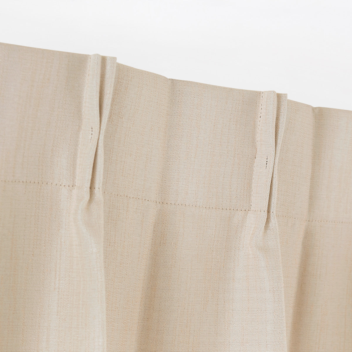 アイボリーの二重織りの遮光プリーツカーテン（上部）