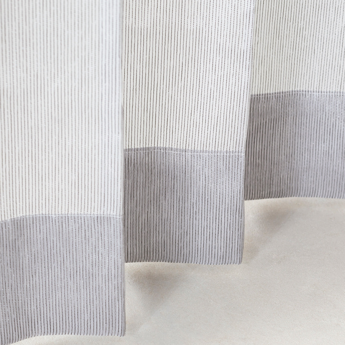 光沢感のあるストライプのブラックレースカーテン（下部）