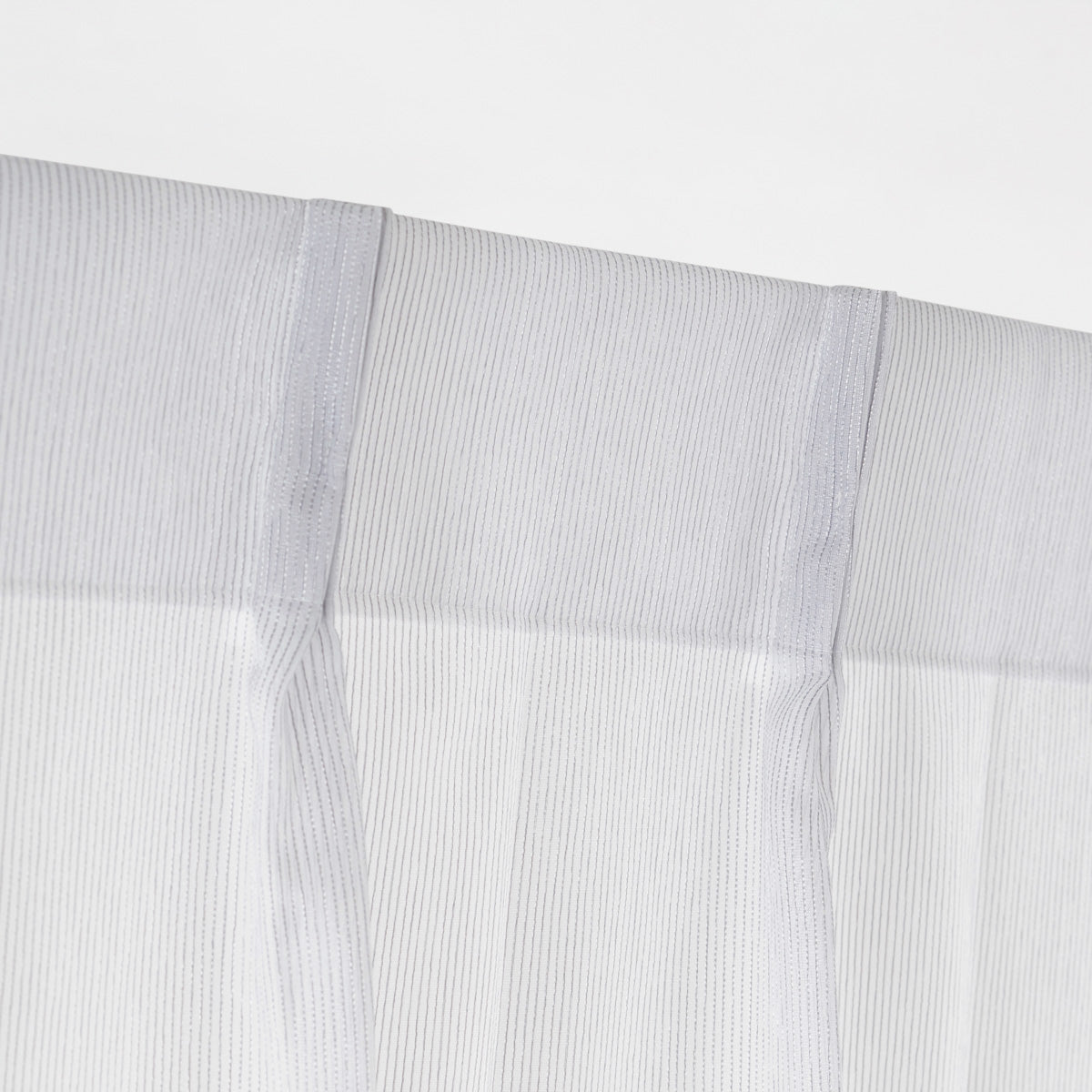 光沢感のあるストライプのライトグレーレースカーテン（上部）