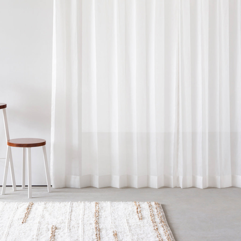 光沢感のあるストライプのホワイトレースカーテン（使用例）