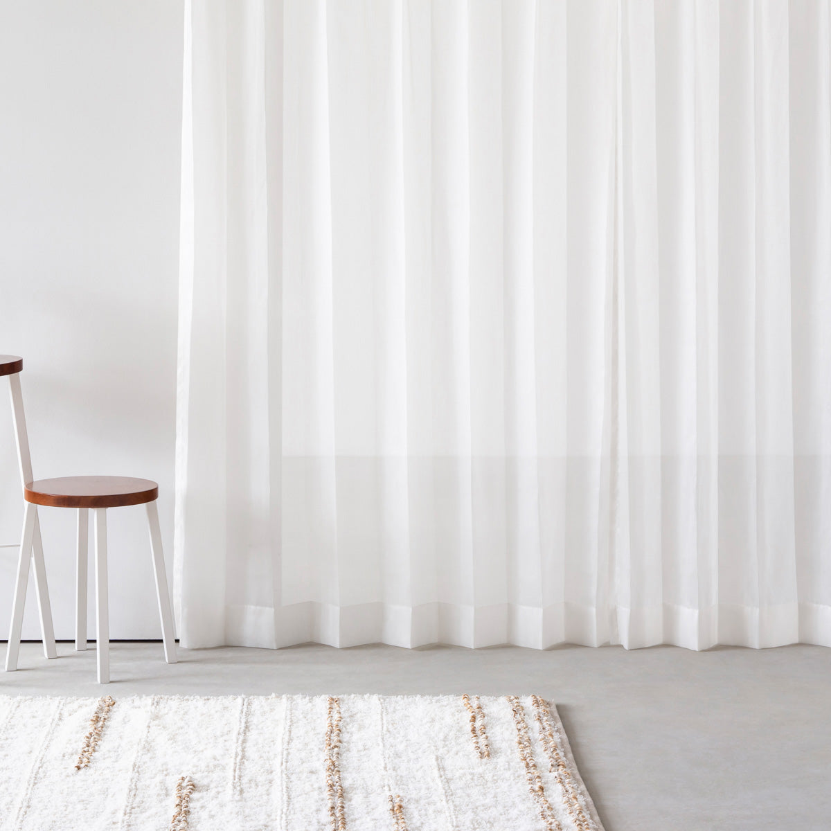 光沢感のあるストライプのホワイトレースカーテン（使用例）