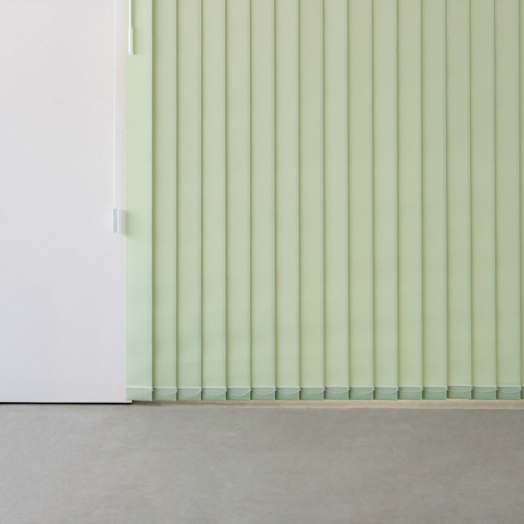 ベーシックで洗えるペールグリーンのバーチカルブラインド