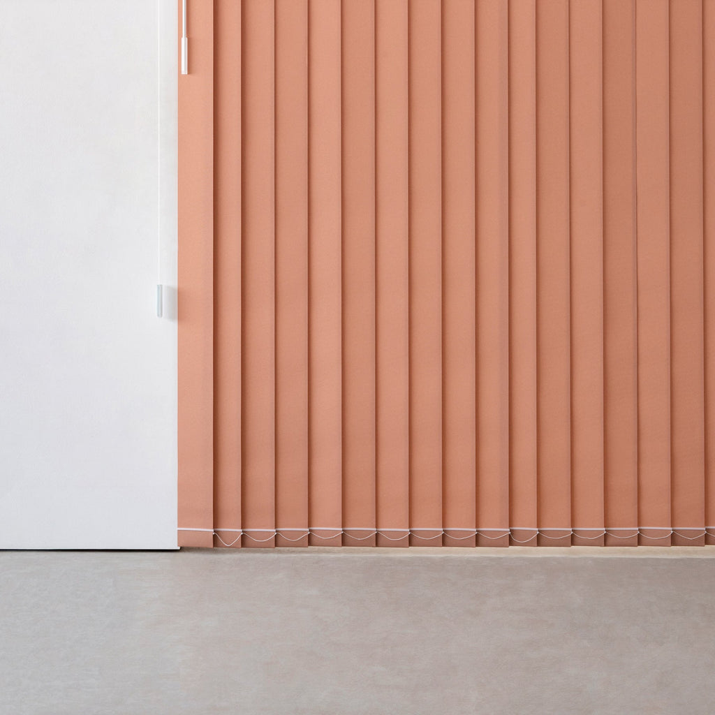 ベーシックで洗えるディープピンクのバーチカルブラインド