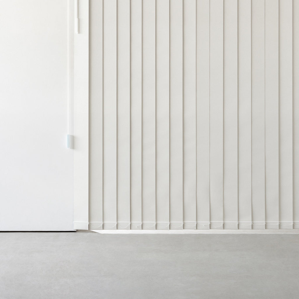 高機能なオフホワイトのバーチカルブラインド