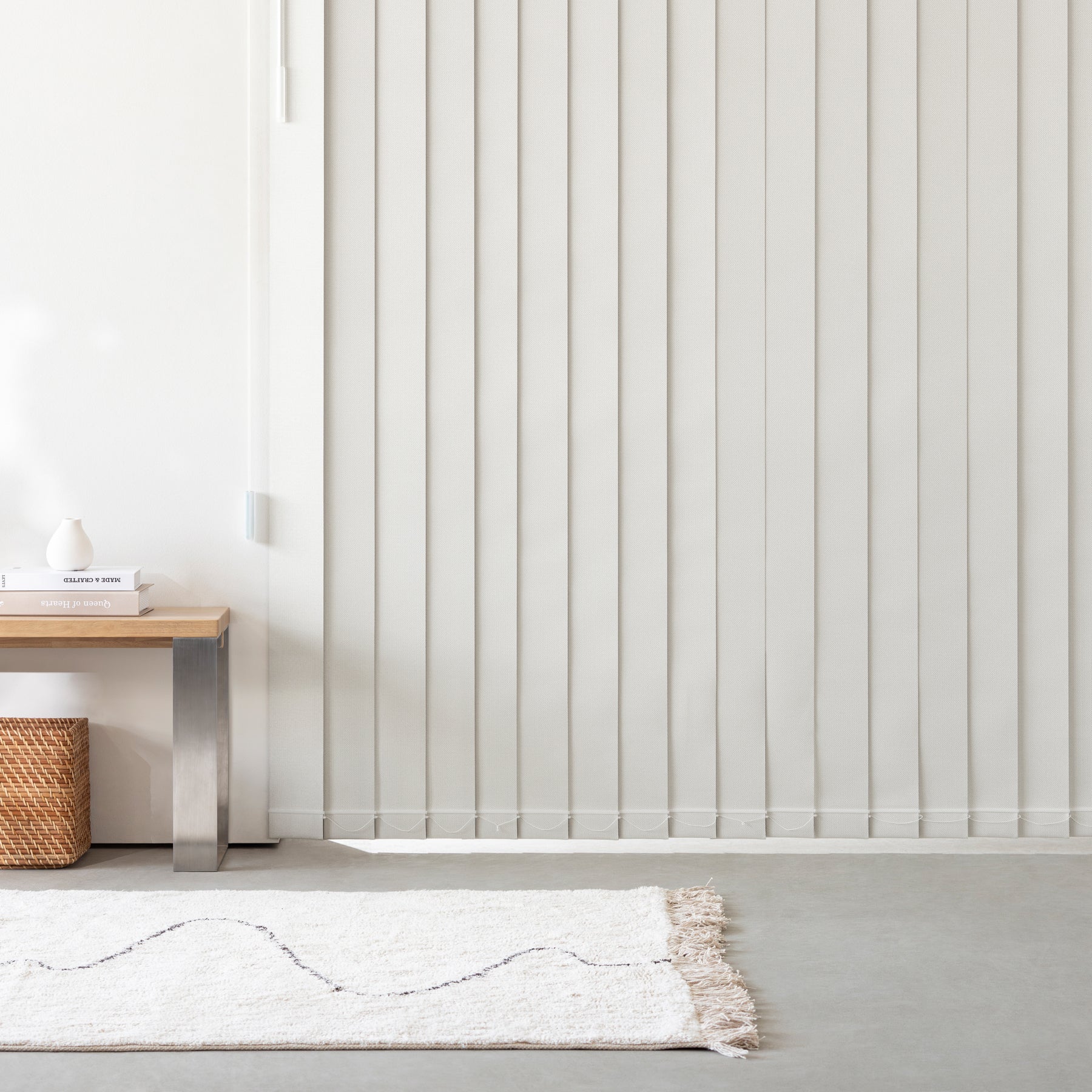 高機能なオフホワイトのバーチカルブラインド（使用例）