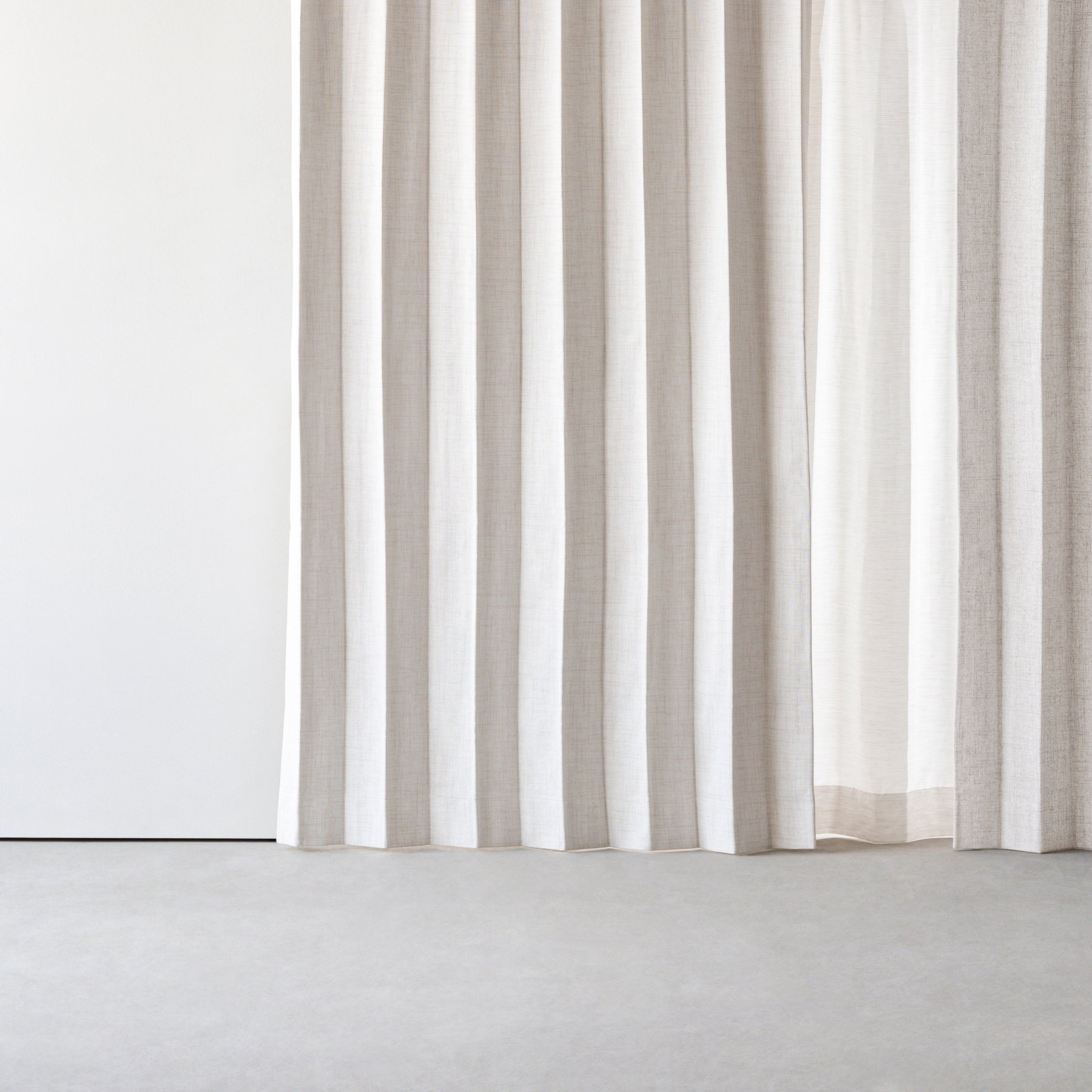 防音・遮熱・保温・完全遮光・形状記憶機能のあるプリーツカーテン（ベージュ）