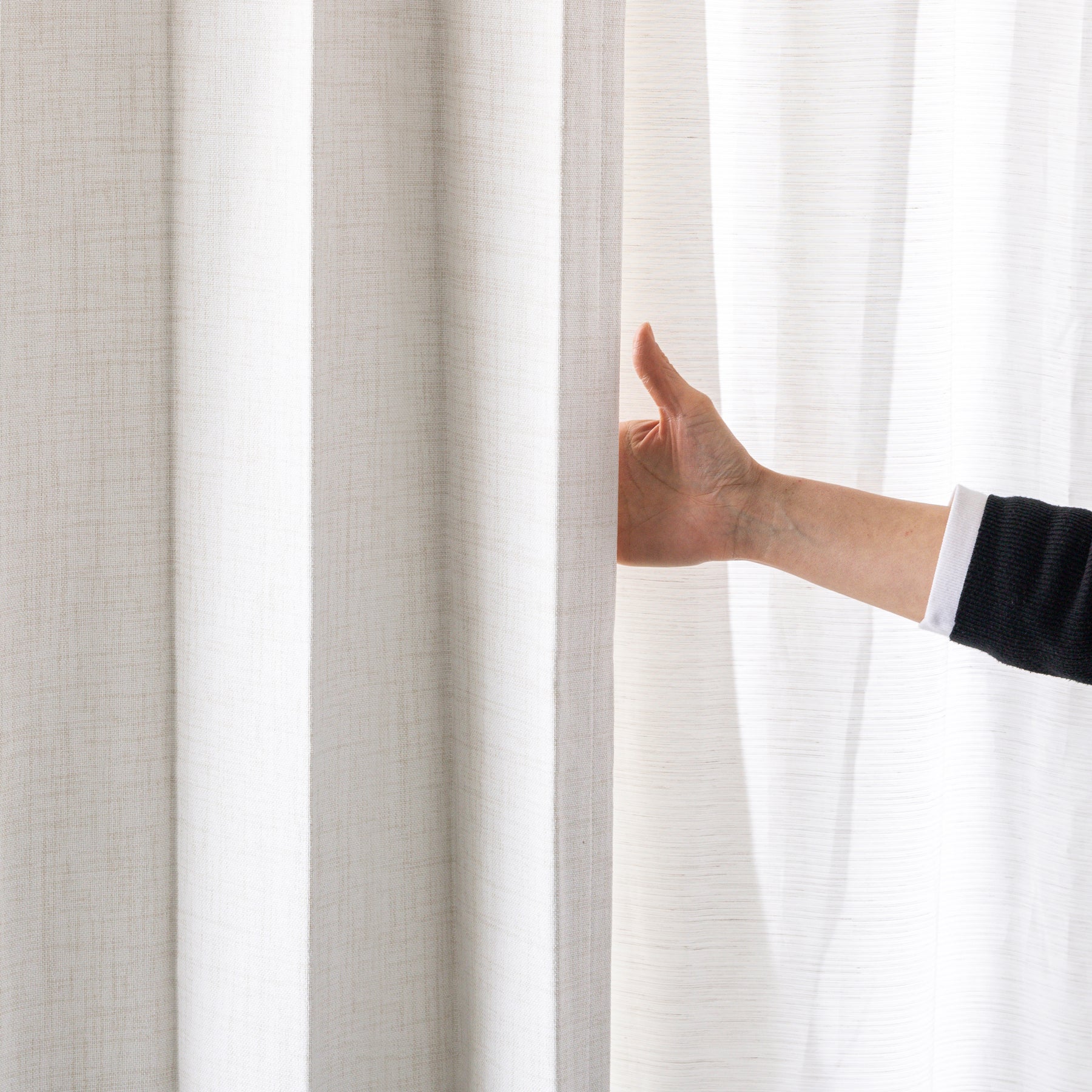 防音・遮熱・保温・完全遮光・形状記憶機能のあるプリーツカーテン（ベージュ）