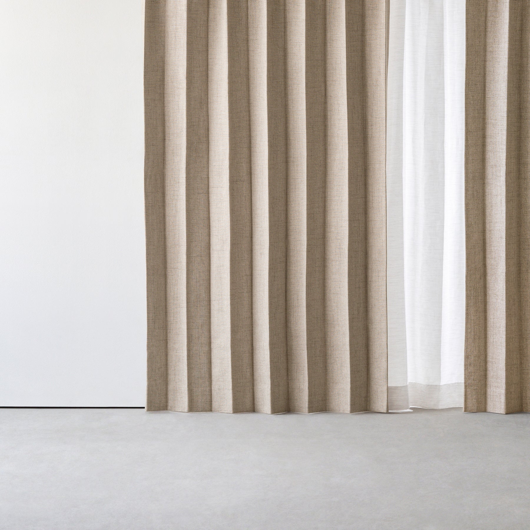 防音・遮熱・保温・完全遮光・形状記憶機能のあるプリーツカーテン（ブラウン）