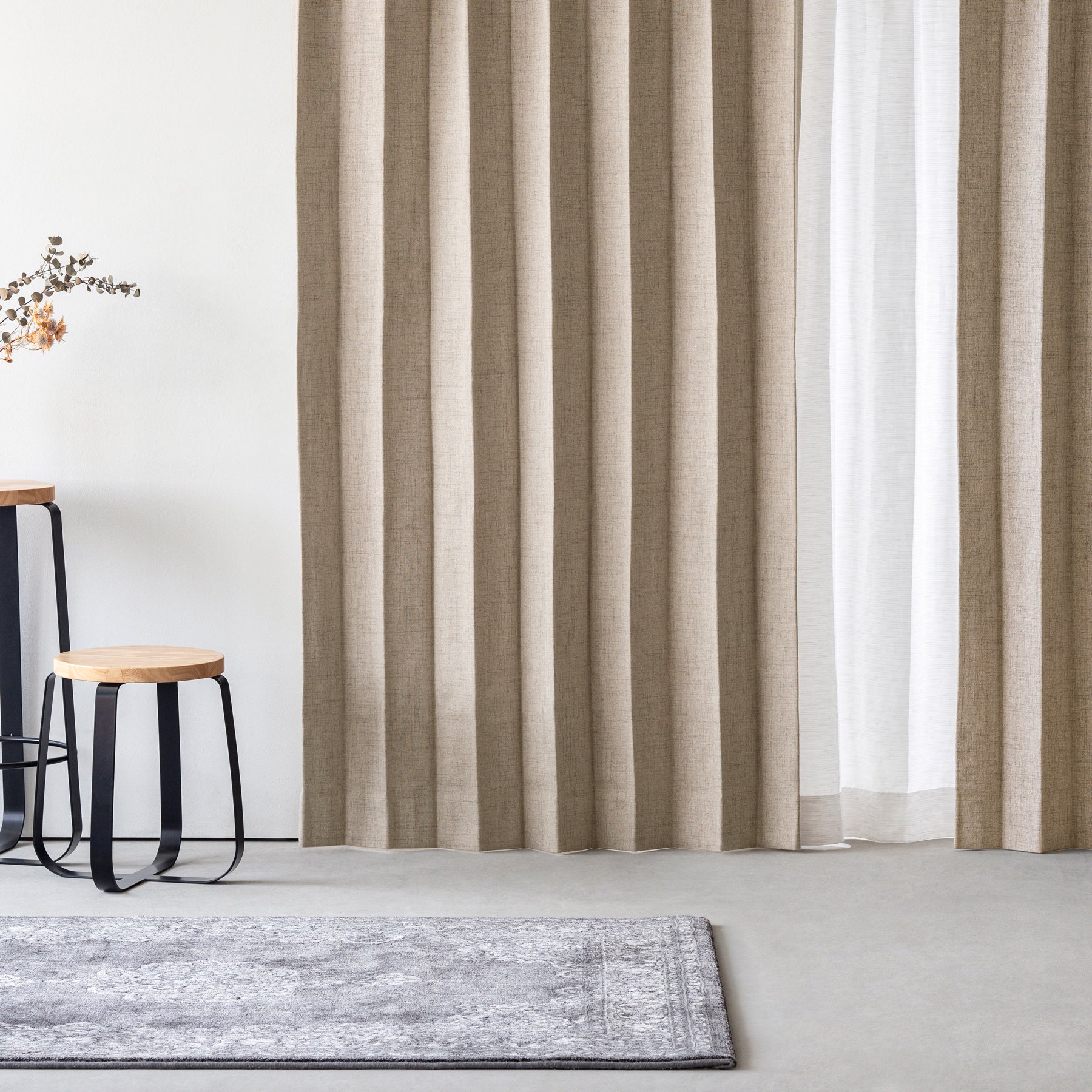 防音・遮熱・保温・完全遮光・形状記憶機能のあるプリーツカーテン（ブラウン）