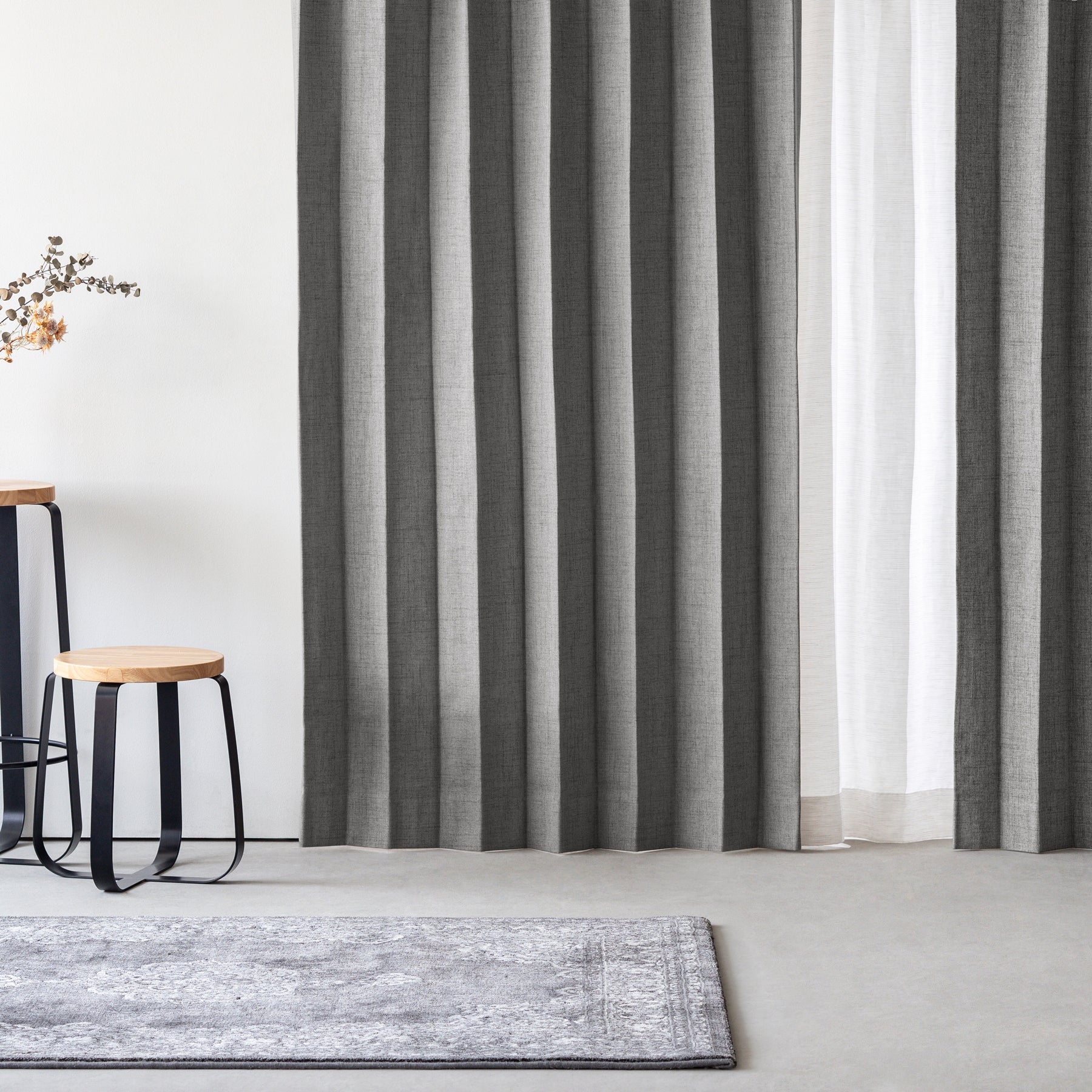 防音・遮熱・保温・完全遮光・形状記憶機能のあるプリーツカーテン（ダークグレー）